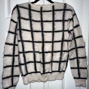 Chic Grid Pattern Sweater in Black and White